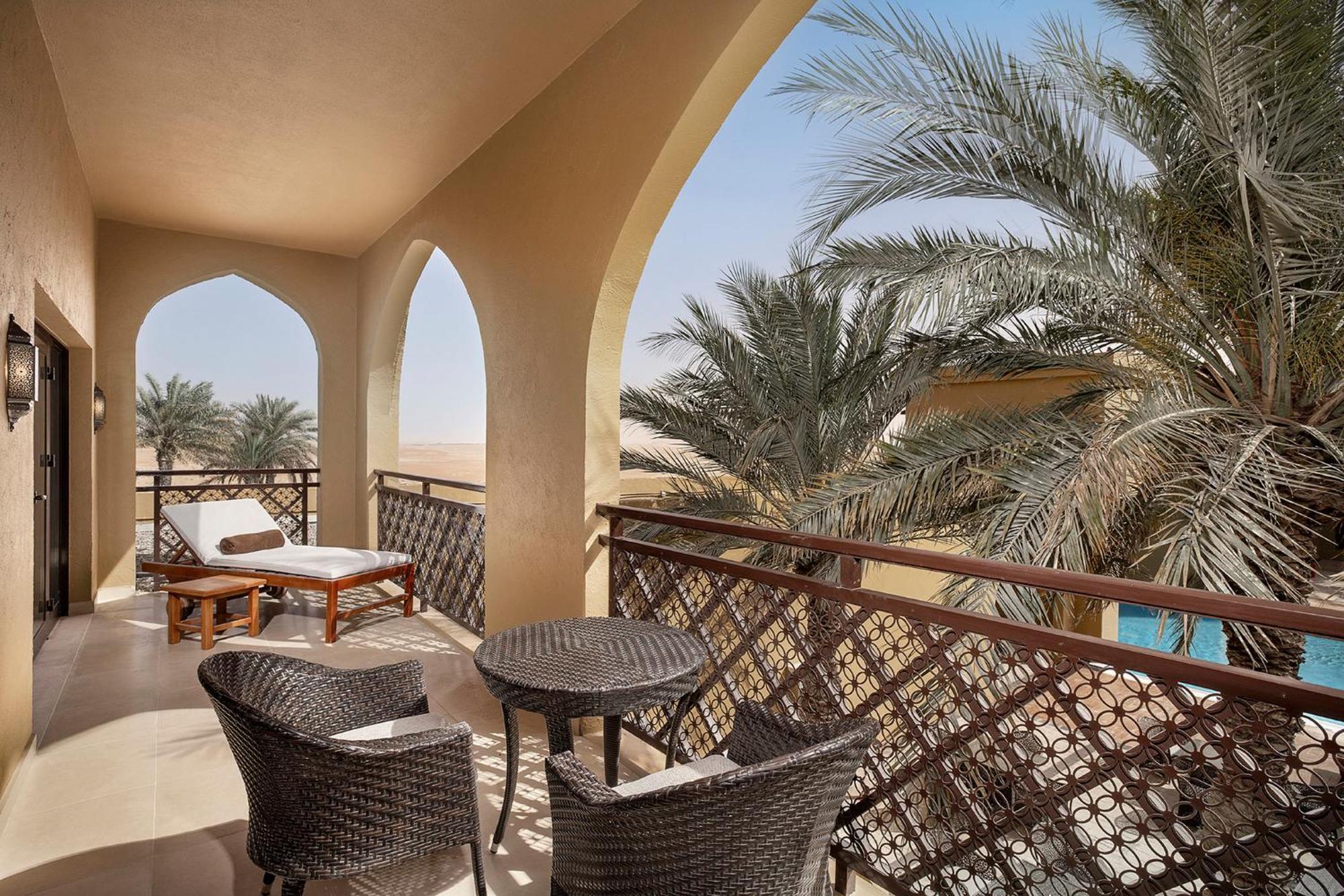 Tilal Liwa Hotel - Madinat Zayed Bagian luar foto